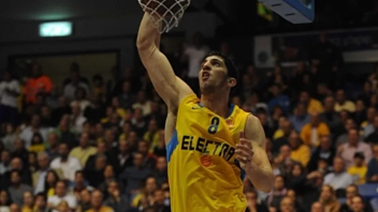 אליהו עולה לסל מול לובליאנה