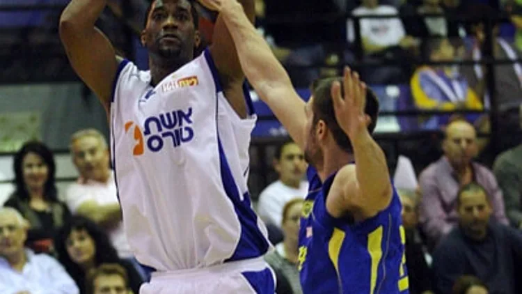 ניילון עולה לזרוק מול מכבי אשדוד