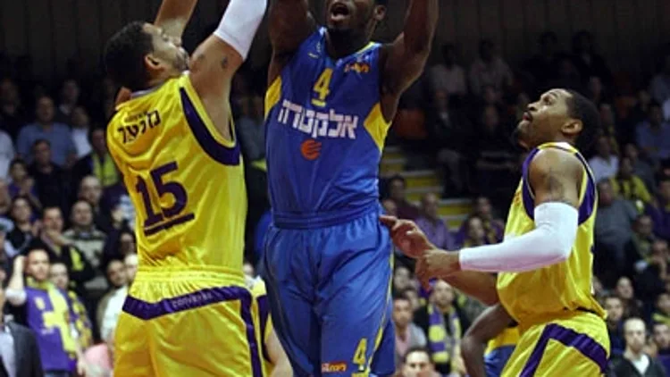 ג'רמי פארגו עולה לסל מול חולון