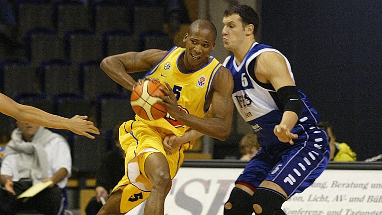 באסטון במדי מכבי ת"א