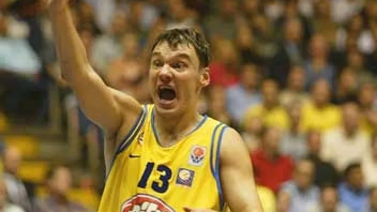 שאראס במדי מכבי ת"א