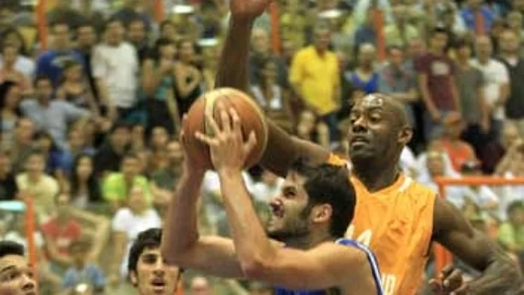 עומרי כספי במדי הנבחרת נגד הולנד