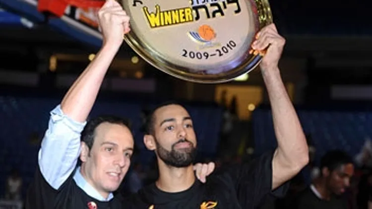 עודד קטש ובראיין רנדל עם צלחת האליפות