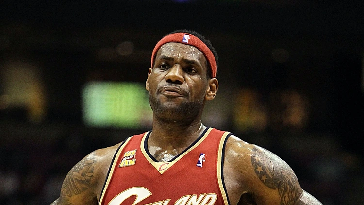 לברון ג'יימס עומד