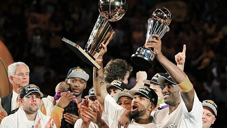 תמונה עם גביע האליפות של הלייקרס לעונת 2010