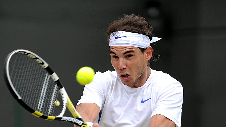 נדאל חובט בכדור בווימבלדון