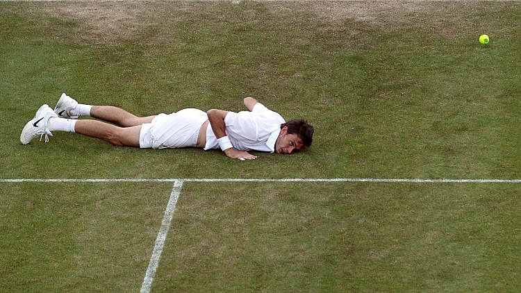 ניקולה מאהו שוכב על הדשא בווימבלדון