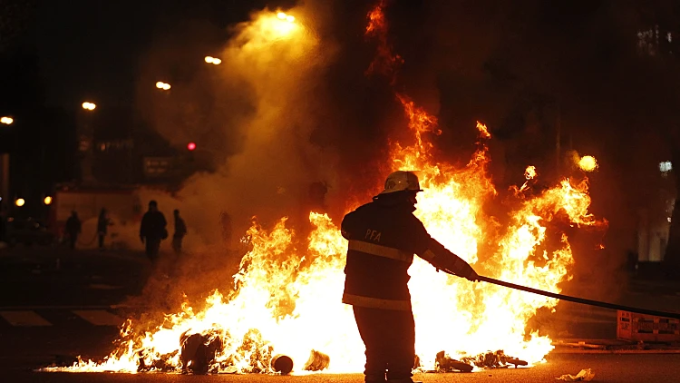 כבאי מנסה לכבות שריפה ברחובות בואנוס איירס