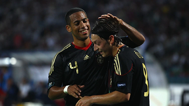 מסוט אוזיל ודניס אאוגו חוגגים