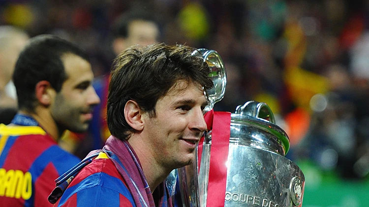 ליאו מסי עם גביע האלופות