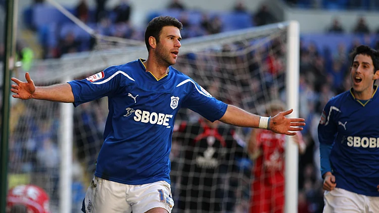 דקל קינן חוגג לאחר כיבוש שער במדי קארדיף