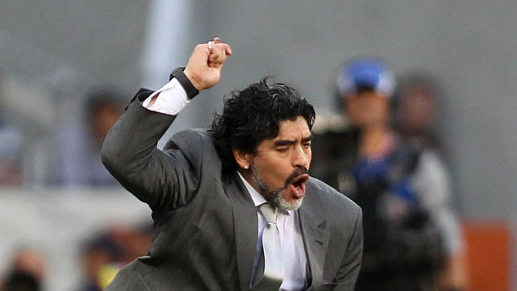 דייגו מראדונה משתגע על הקווים