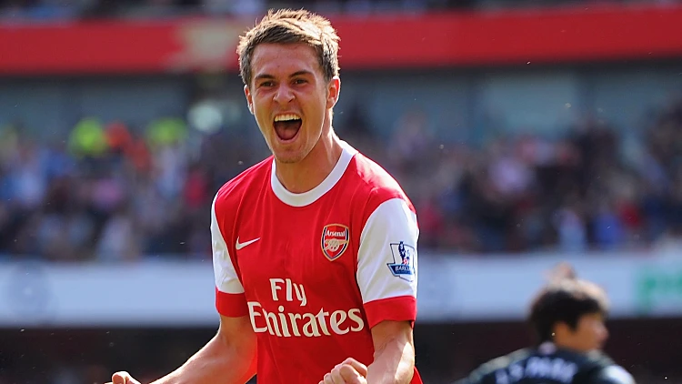 ארון ראמזי חוגג שער ניצחון מול יונייטד