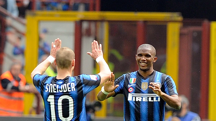 סמואל אטו חוגג ניצחון עם ווסלי סניידר