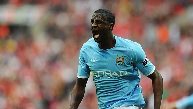 טורה ממנצ'סטר סיטי חוגג על מנצ'סטר יונייטד