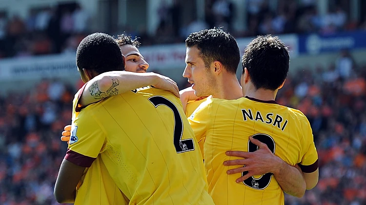 שחקני ארסנל מתחבקים אחרי שער