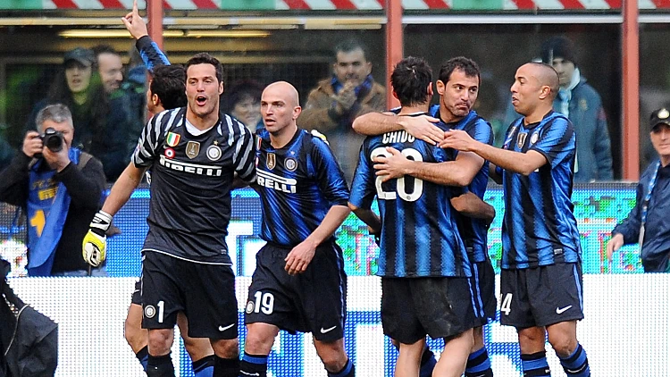 שחקני אינטר חוגגים מול לצ'ה