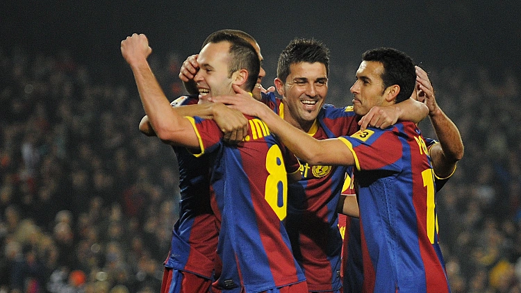 אנדרס אינייסטה חוגג עם חבריו לברצלונה