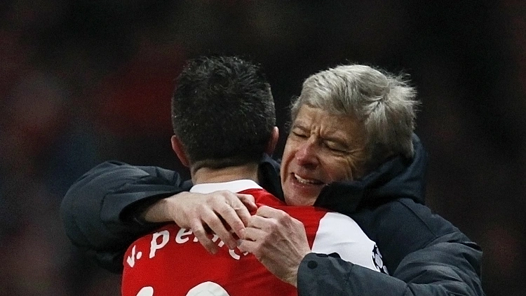 ארסן ונגר מחבק את רובין ואן פרסי