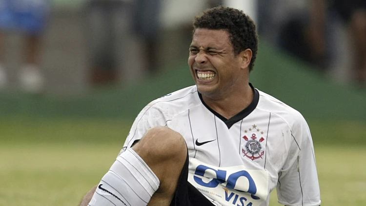 רונאלדו הברזילאי יושב פצוע על הדשא