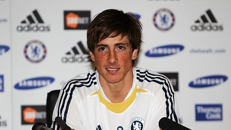 פרננדו טורס כשחקן צ'לסי במסיבת עיתונאים