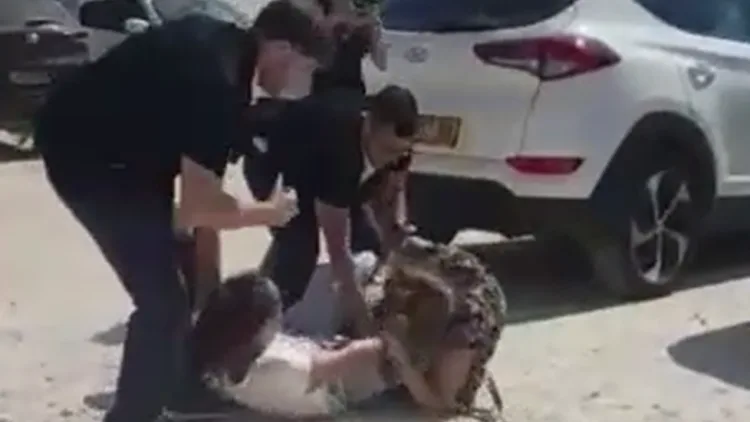 מטפלת שהואשמה בהתעללות בתינוק הותקפה מחוץ לבית המשפט • תיעוד