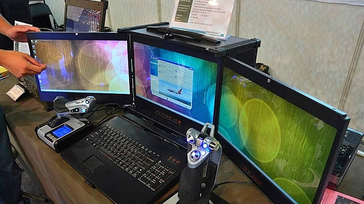 מסך LCD משולש