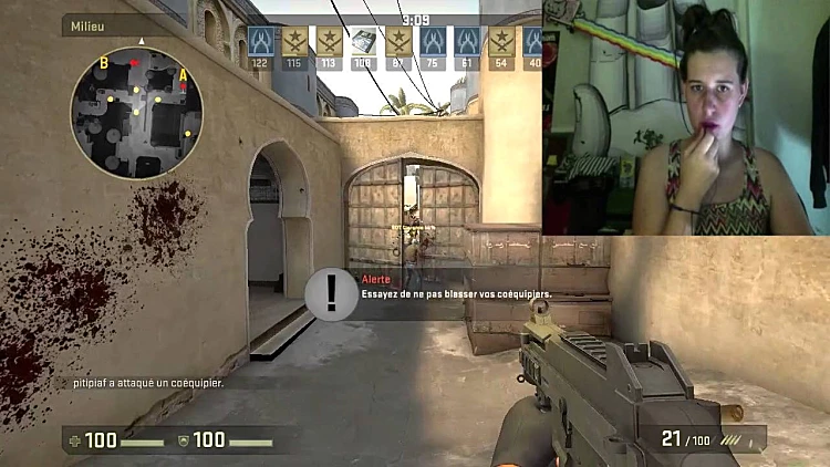 הגיימרית החמושה בליפסטיק