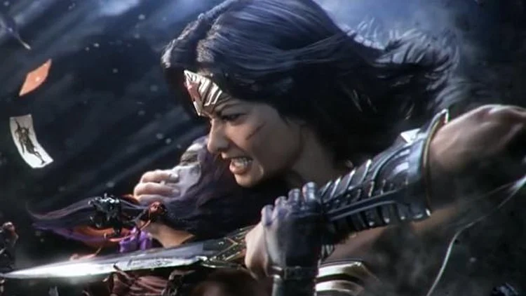 ציור של וונדר וומן מחזיקה סכין לצוורה של הארלי קווין