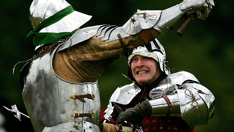 שני אנשים בשריון נלחמים בחרב