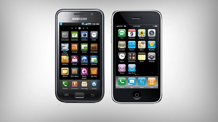 אייפון וגלאקסי אחד ליד השני