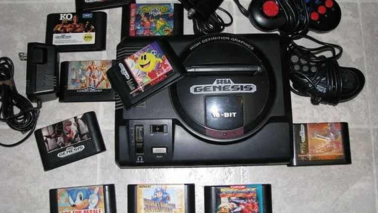 תמונה של קונסולת Genesis של SEGA עם קסטות משחקים סביבה