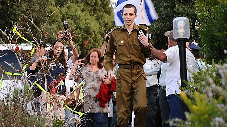 רב סמל גלעד שליט יורד במדרגות אל עבר ביתו