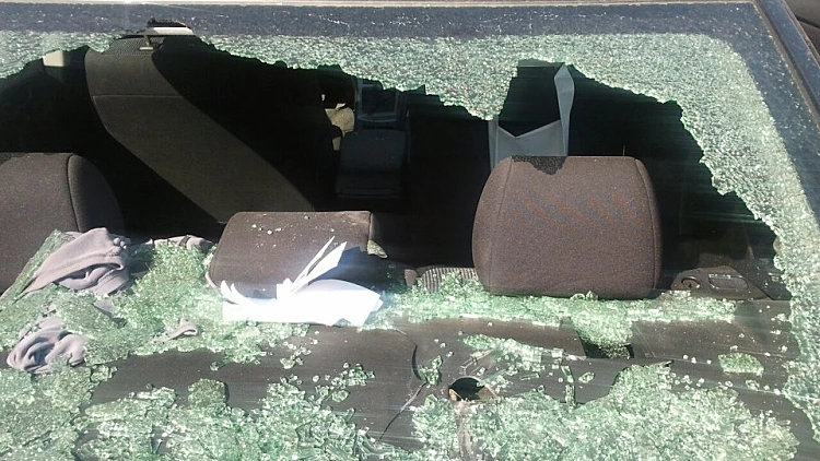 רכבת שמשו של כתב רשת ב' שנופצו במהומות בטובא זנגריה