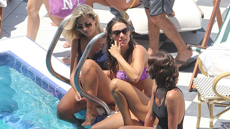 הבנות מ 24/7 בבריכה