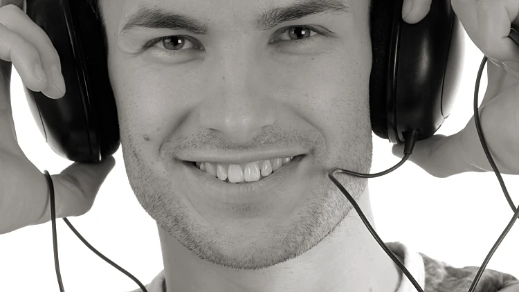 גבר עם אוזניות