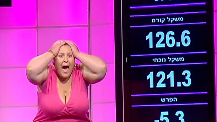 רווית עובדיה בשוק עם ידיים על הראש במהלך בשקילה, מתוך הפרק הראשון של "לרדת בגדול" 10.10.10