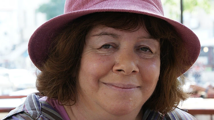 במבי שלג, עורכת "ארץ אחרת"