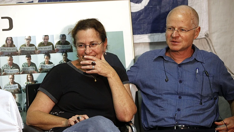 נועם ואביבה שליט במאהל המחאה בירושלים