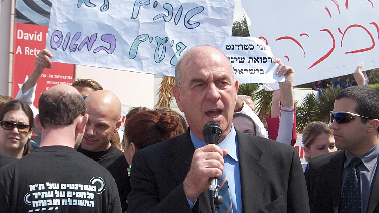 מתן וילנאי בהפגנה באוניברסיטת ת"א