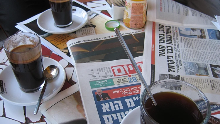 קפה על עיתונים