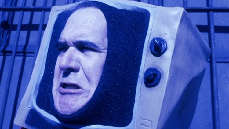 אילוסטרציה תקשורת עוינת, מסך טלוויזיה עם פנים כועסות, אדם מחופש למכשיר טלוויזיה עם פנים כועסות