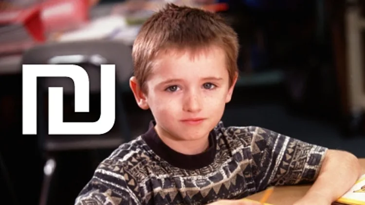 תלמיד בבית ספר עם גרפיקה של ש"ח עבור הסרט הדוקומנטרי "ילד לא שקט"