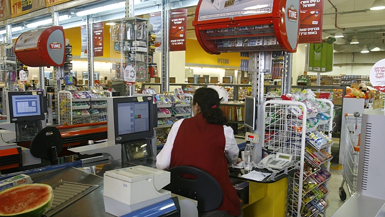 קופאית בשופרסל דיל ברמת גן