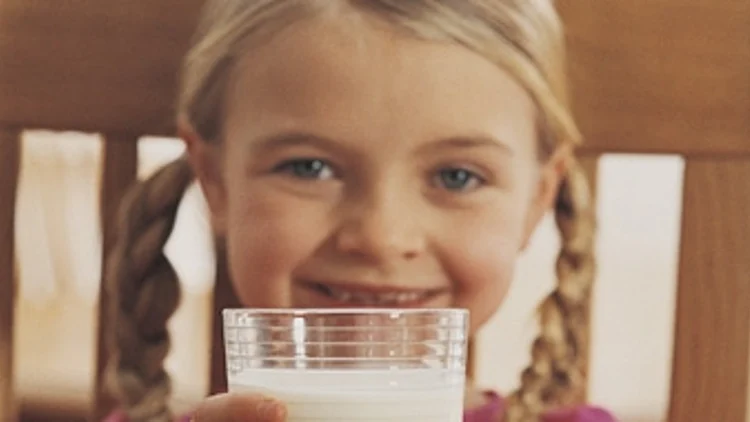 ילדה שותה חלב