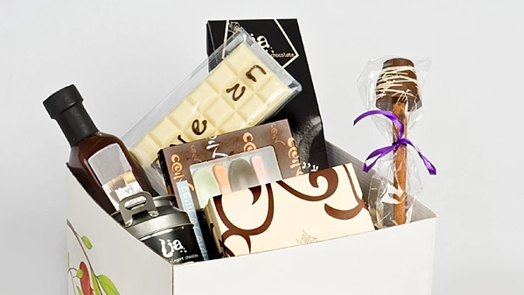 אריזת שוקולד של "ליה שוקולדים" חברה שמעסיקה בעלי צרכים מיוחדים באריזת שוקולדים