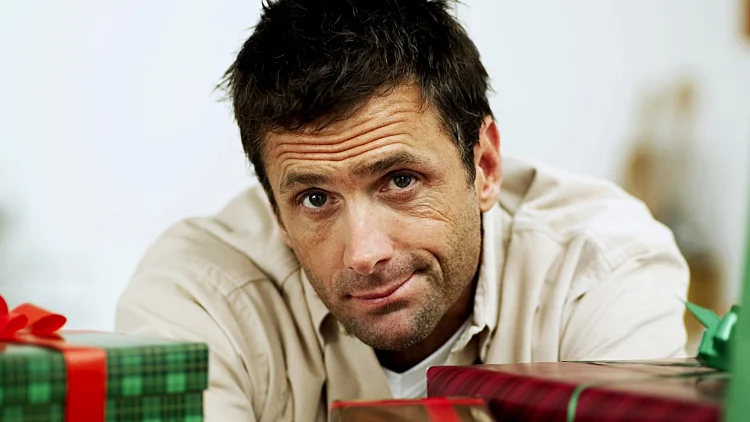 גבר קונה מתנה לחג האהבה