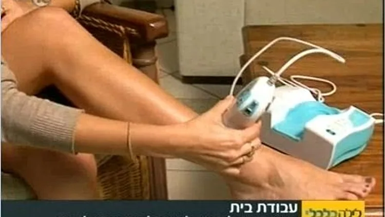 הרגל של שי-לי שינדלר. מתנסה במכשיר חדש להסרת שיער