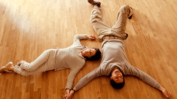 זוג שוכב על הריצפה