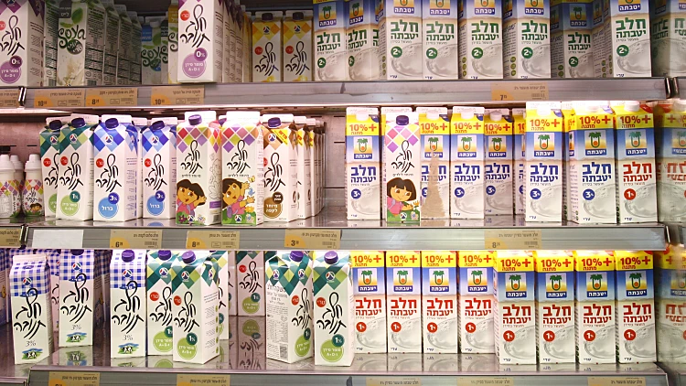מקרר מוצרי חלב בשופרסל דיל ברמת גן:חלב בקרטון תנובה, חלב בקרטון יוטבתה, חלב סויה, חלב מיוחד לקפה, חלב דורה,